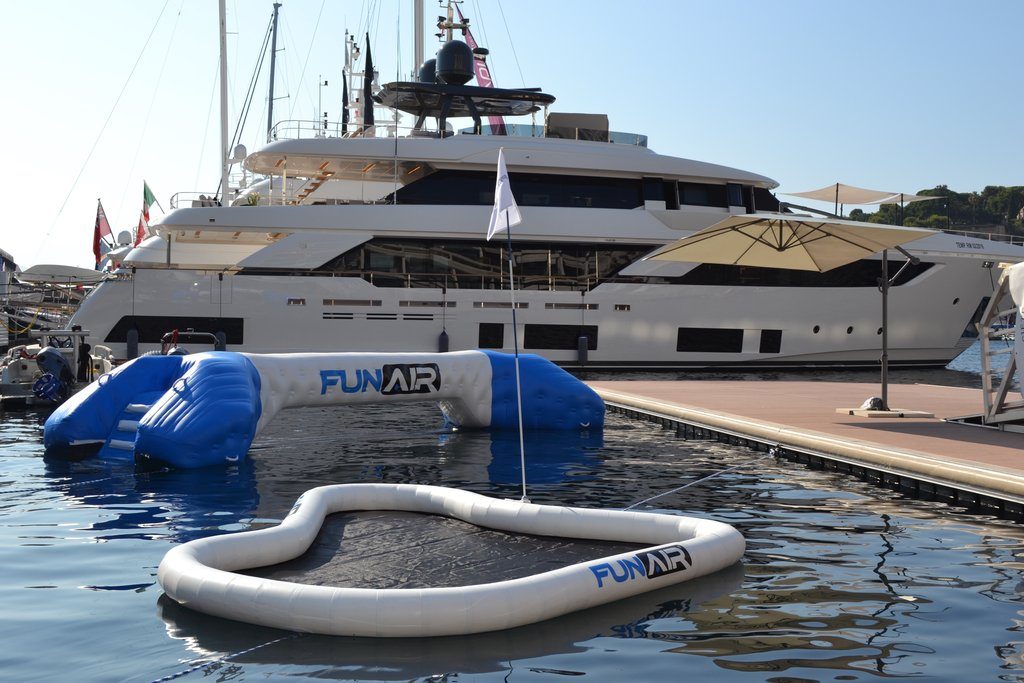 FunAir_Yacht_Golf_Joust_at_MYS_2016_1024x1024