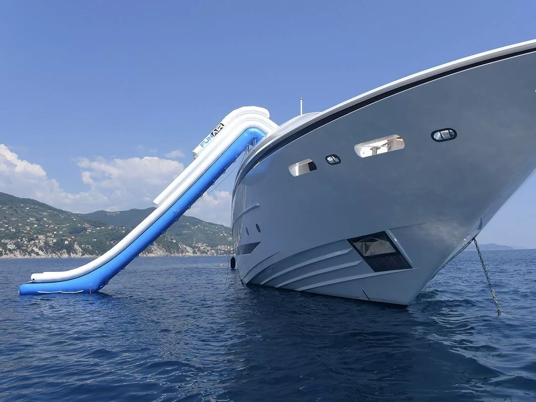 Hanger Yacht Slide