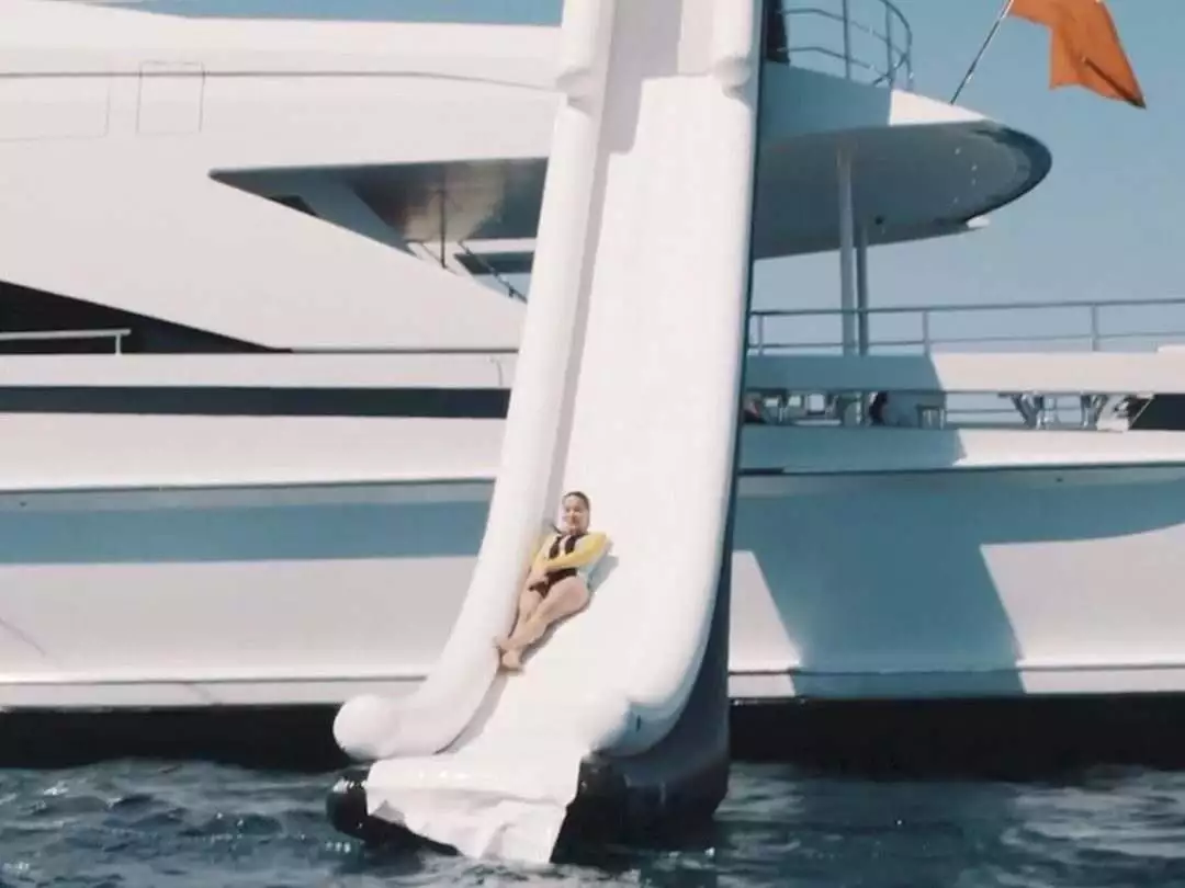 Hanger Yacht Slide