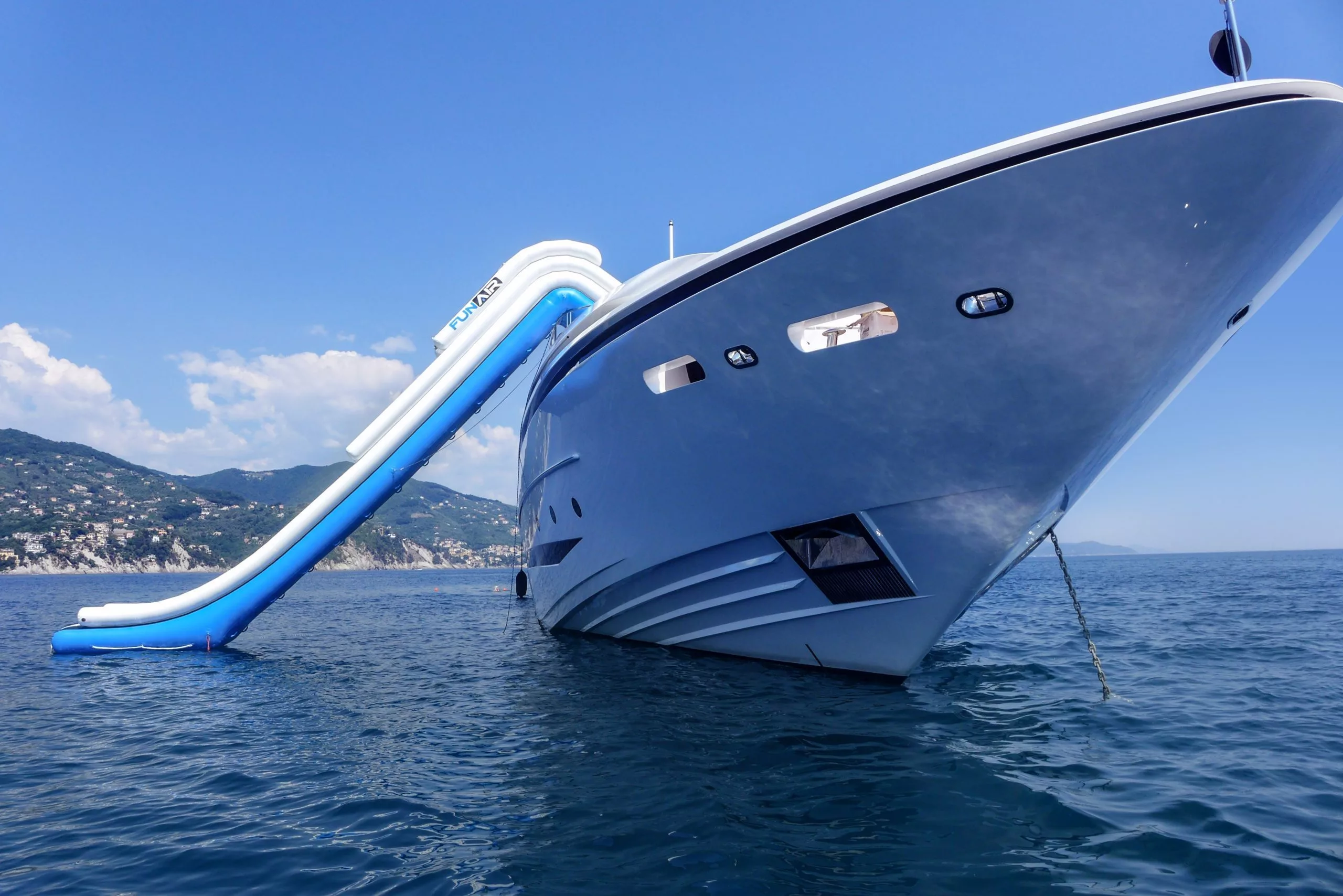 Motor Yacht Balista Bow Slide